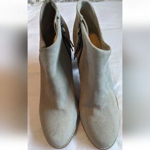 Splendid Women's Zip Up Ankle Boot, Taupe Suede, Size 11. Adorable & great cond